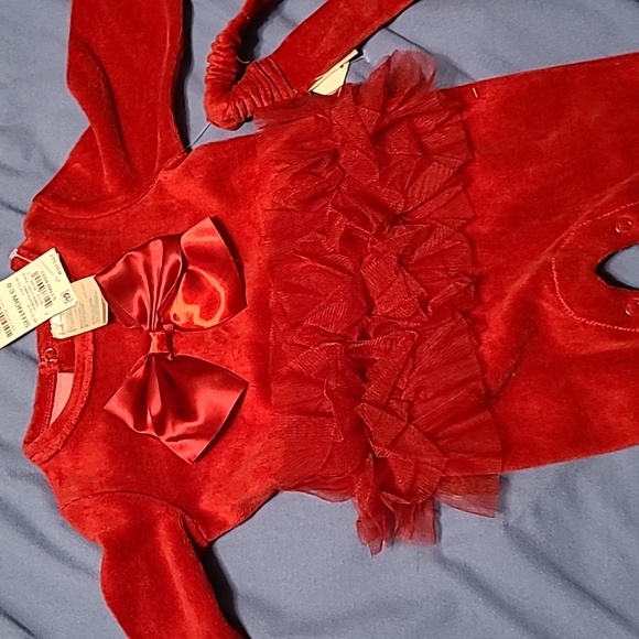 First Impressions red velour girls outfit with footie/headband NWT 0-3 months - Picture 8 of 9